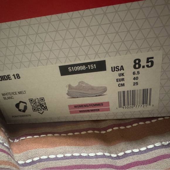 Saucony White and Yellow Athletic Shoes with Cushioned Sole - Picture 2 of 5